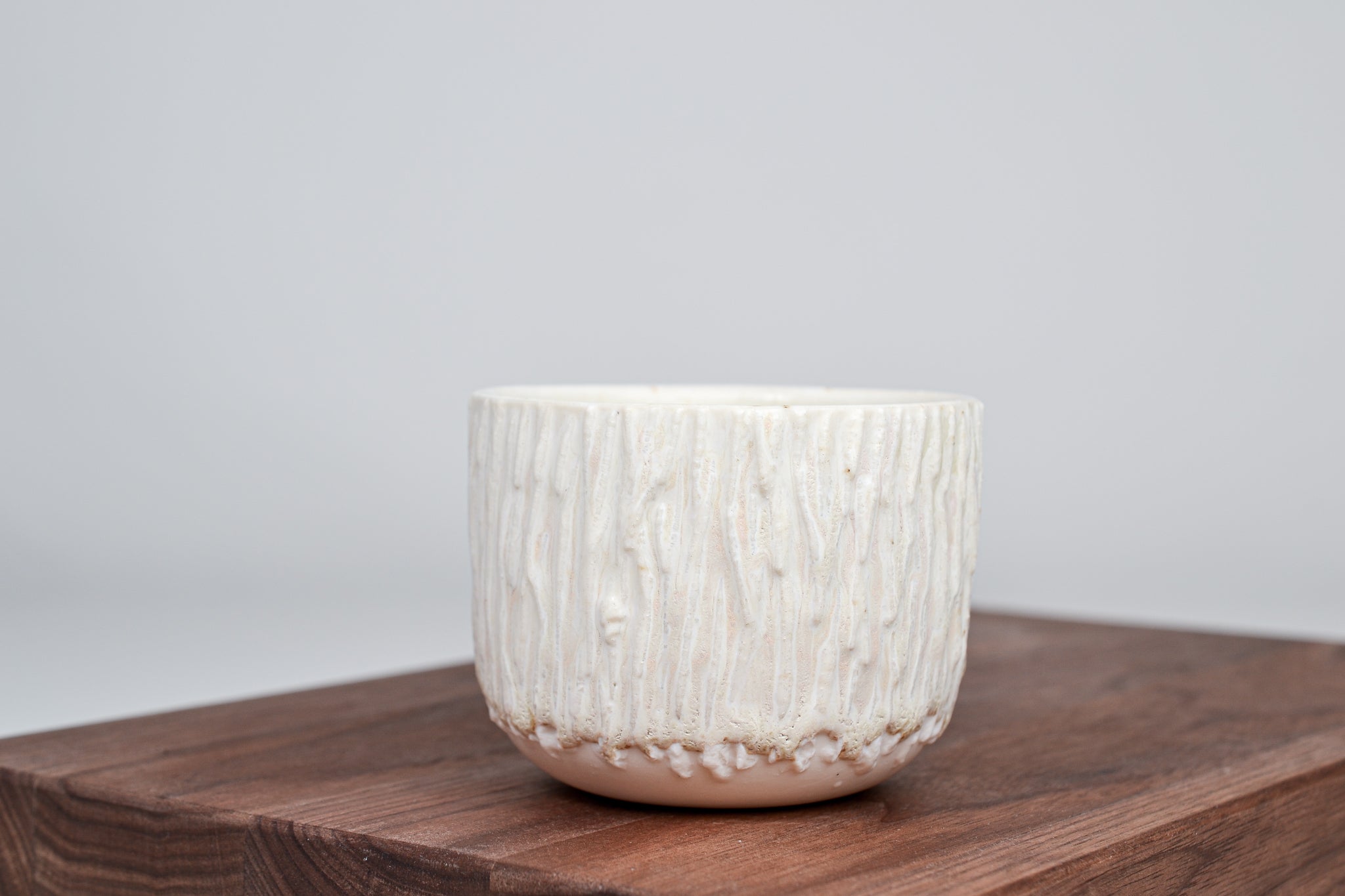 Strukturovaný kávový šálek, kůra