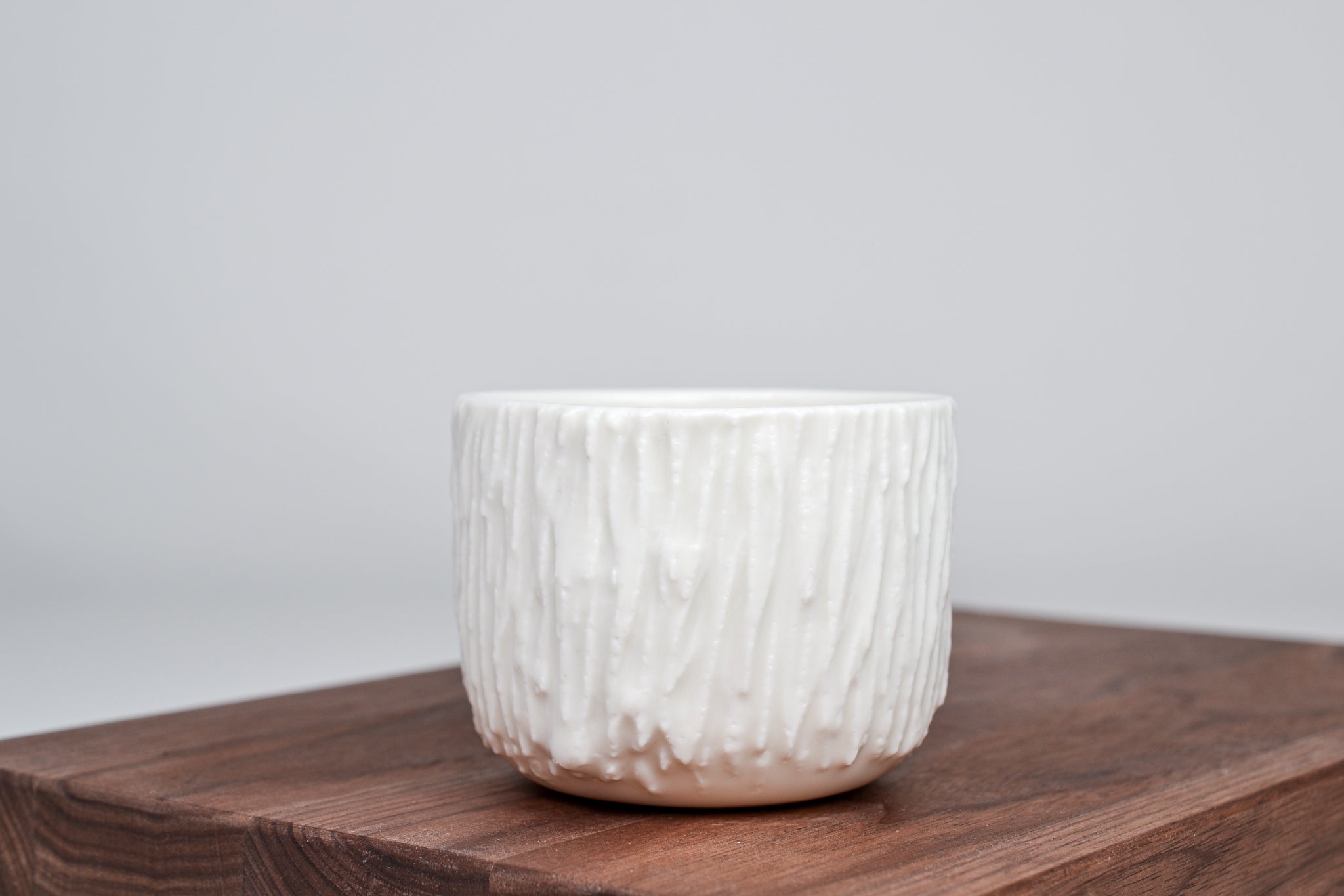 Strukturovaný kávový šálek, bílá kůra