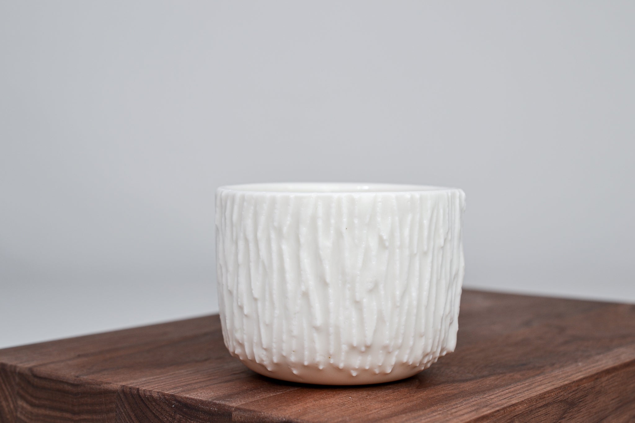 Strukturovaný kávový šálek, bílá kůra