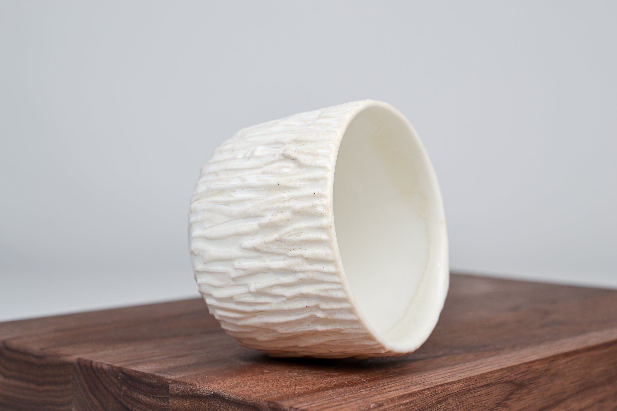 Strukturovaný kávový šálek, kůra