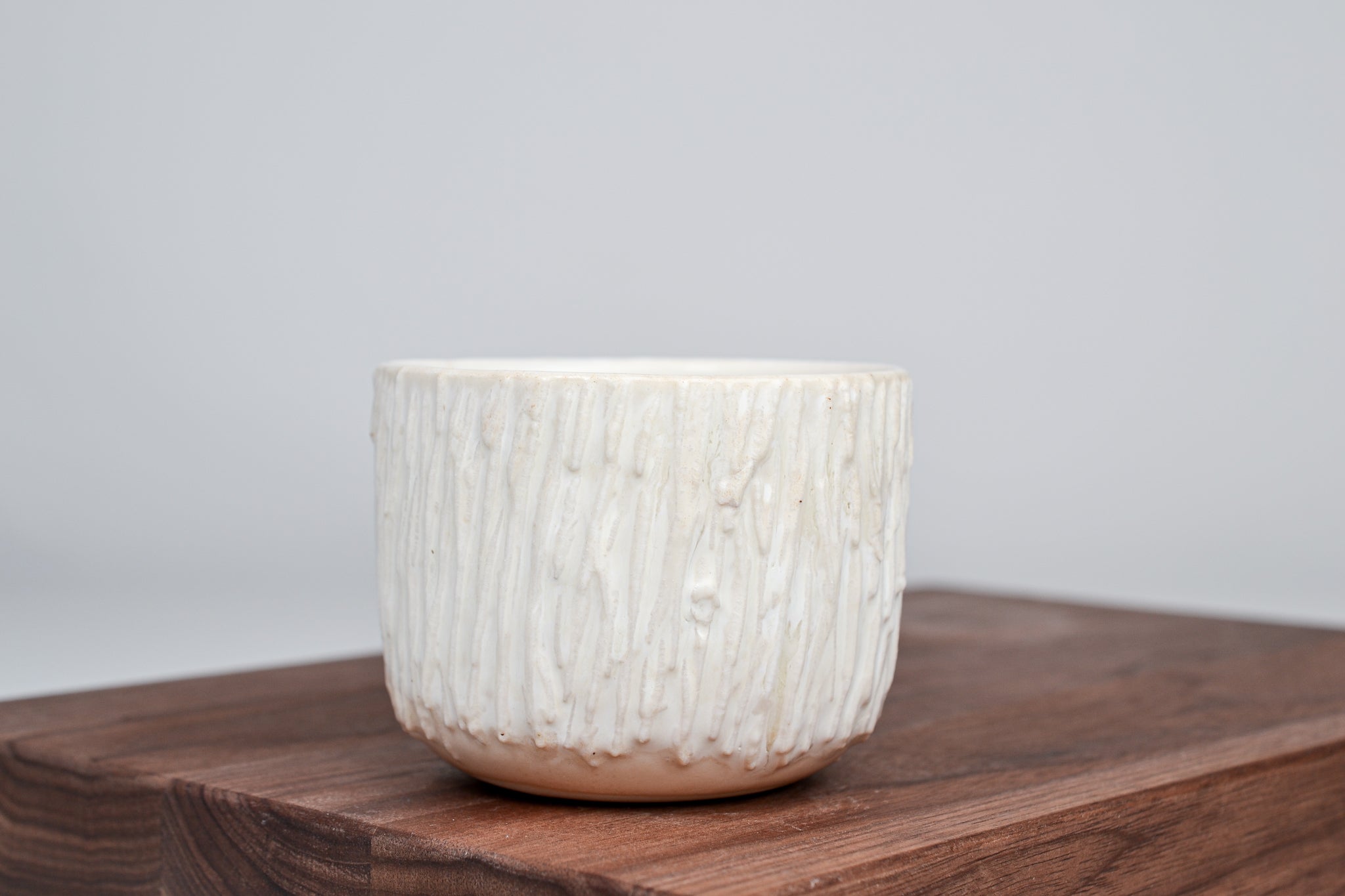 Strukturovaný kávový šálek, kůra