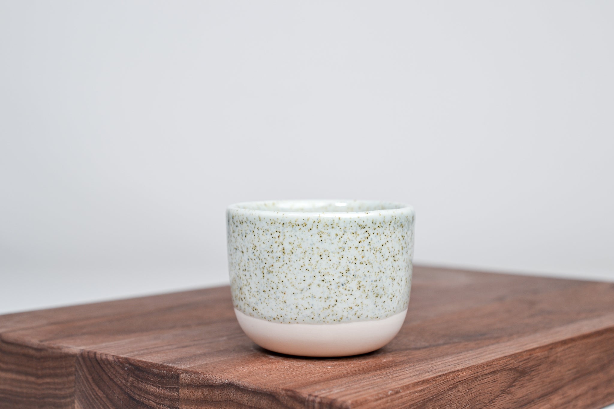 Jednoduchý šálek, letní tráva