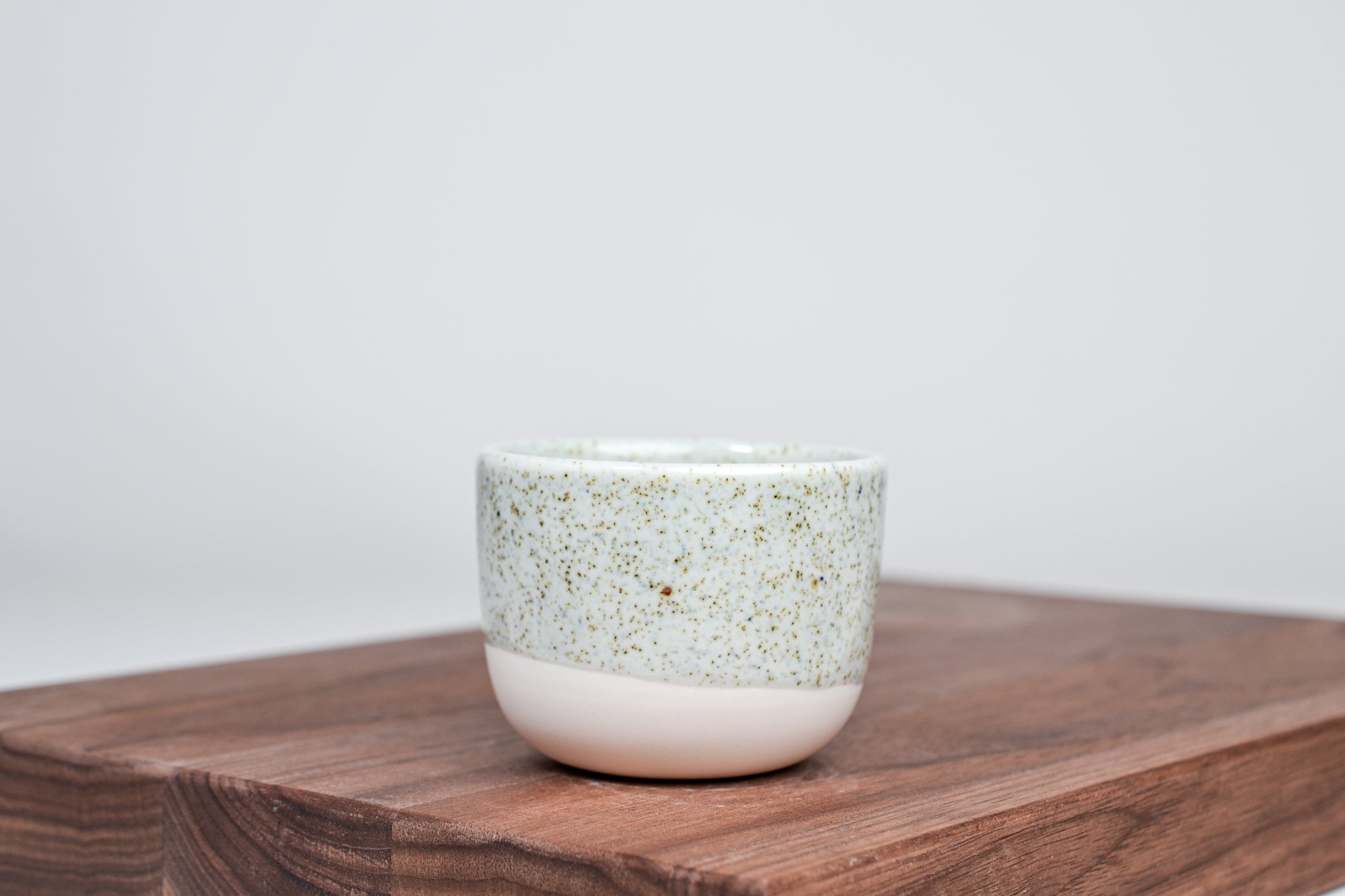 Jednoduchý šálek, letní tráva