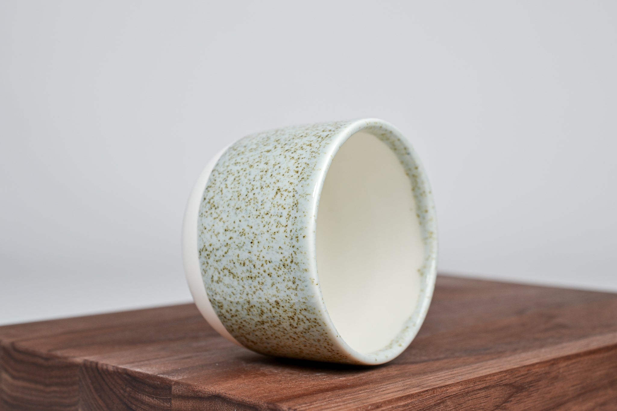 Jednoduchý šálek, letní tráva