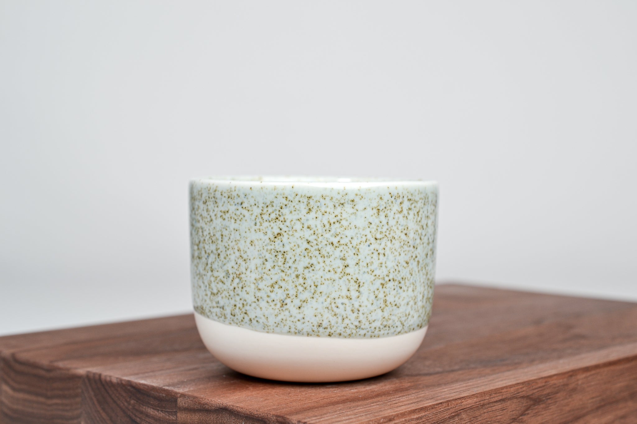 Jednoduchý šálek, letní tráva