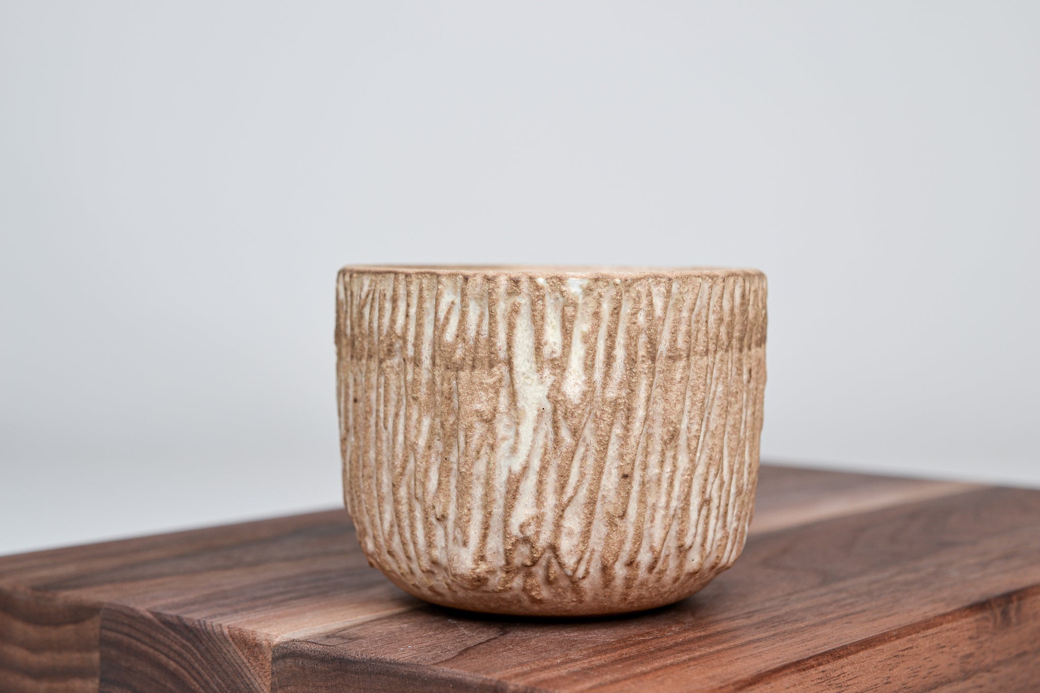 Strukturovaný kávový šálek, kůra