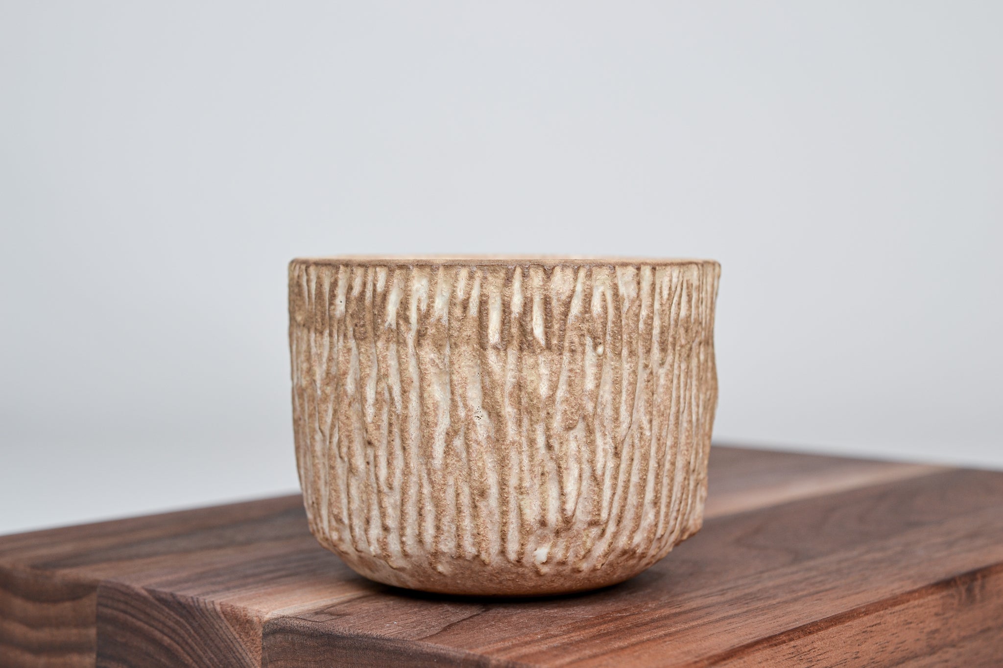 Strukturovaný kávový šálek, kůra