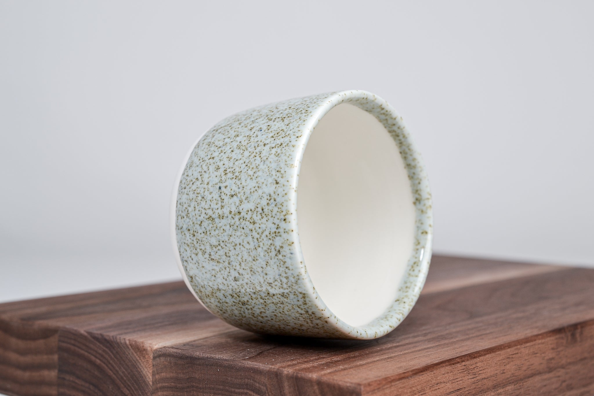 Jednoduchý hrnek na kávu, letní tráva