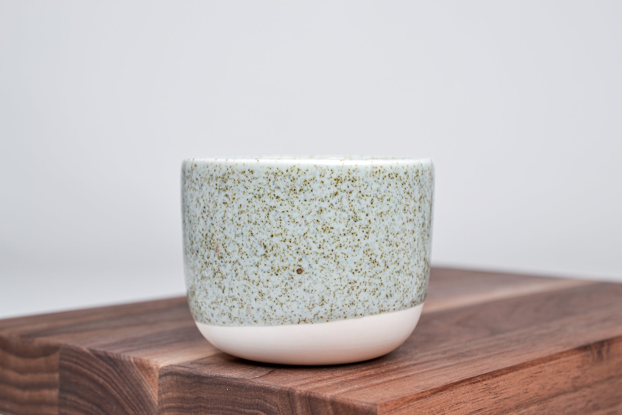 Jednoduchý hrnek na kávu, letní tráva