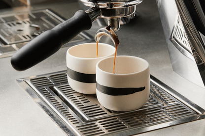 Černá linka - Jednoduchý hrnek na kávu