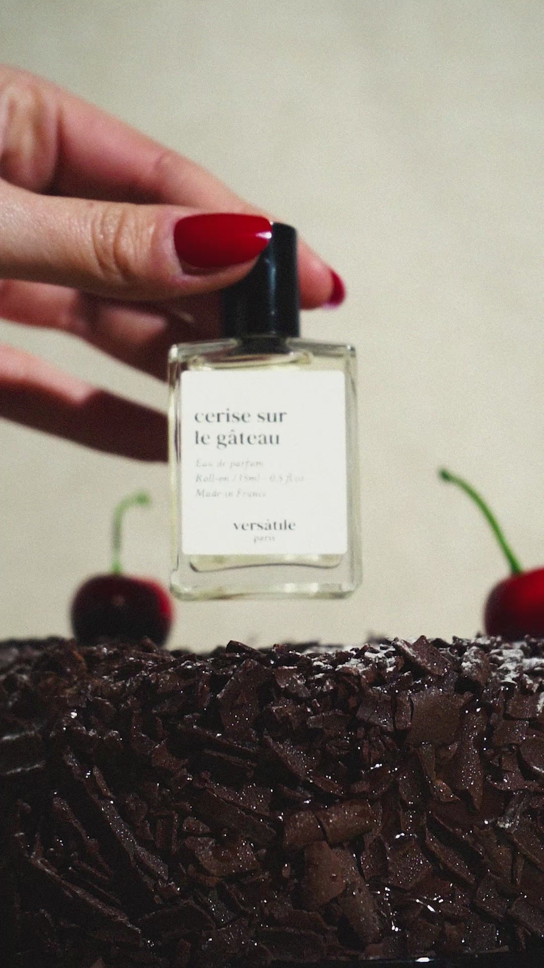 Načíst video: přírodní parfém versatile, višňový dort