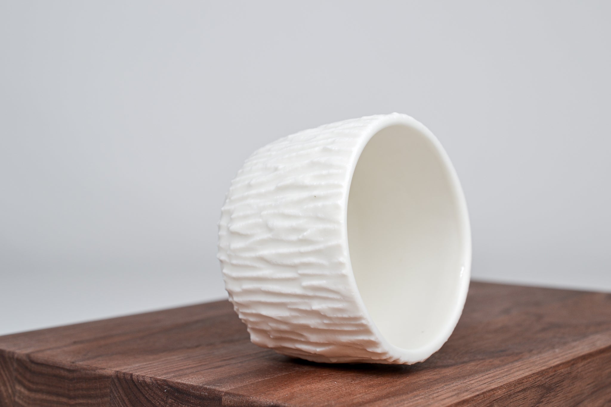 Strukturovaný kávový šálek, bílá kůra