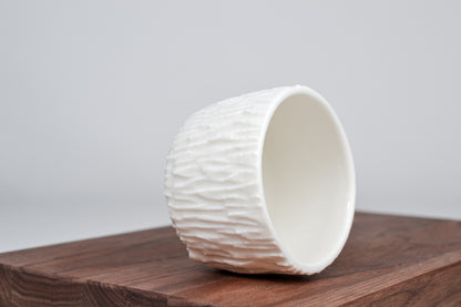 Strukturovaný kávový šálek, bílá kůra