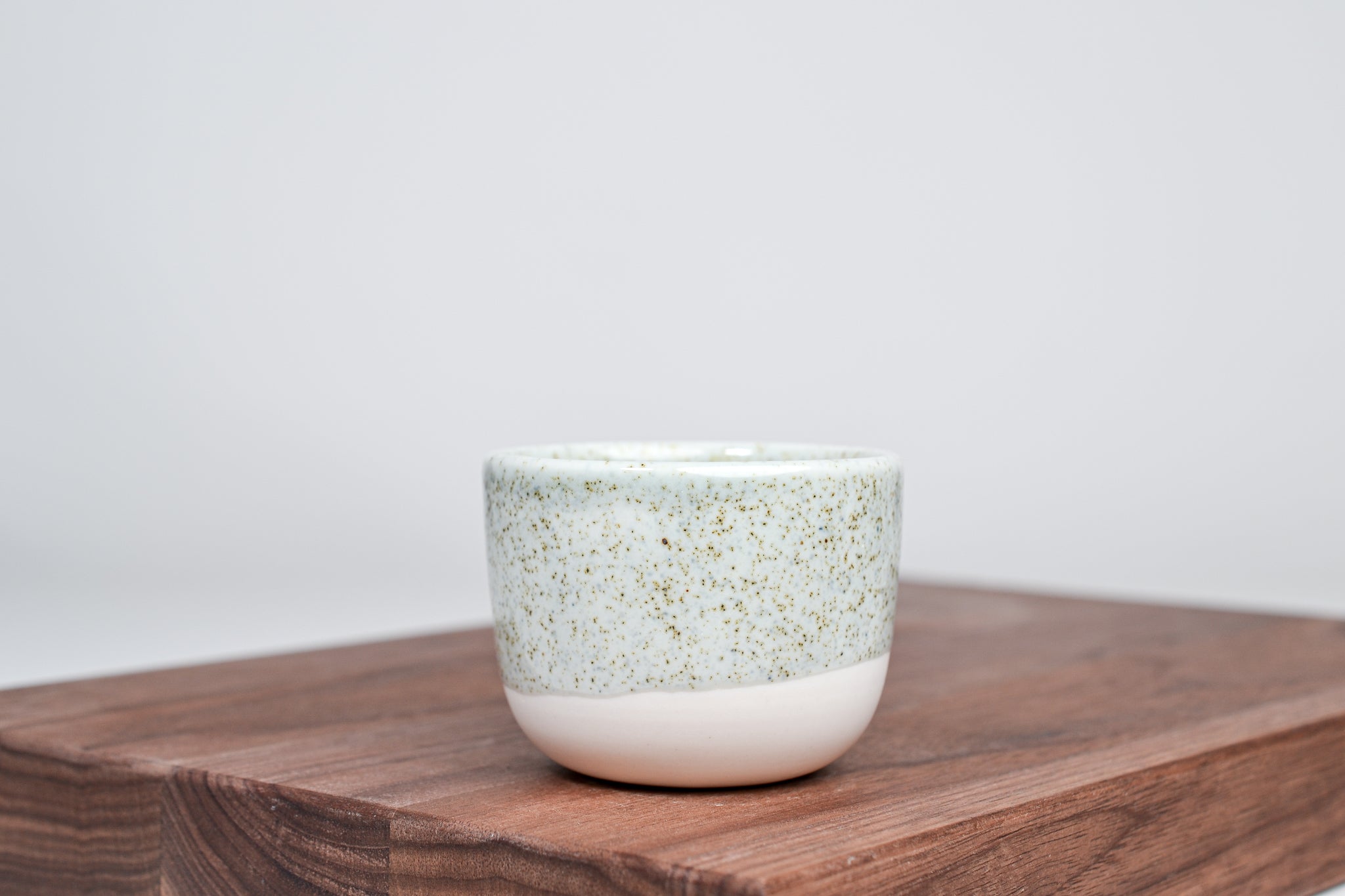 Jednoduchý šálek, letní tráva