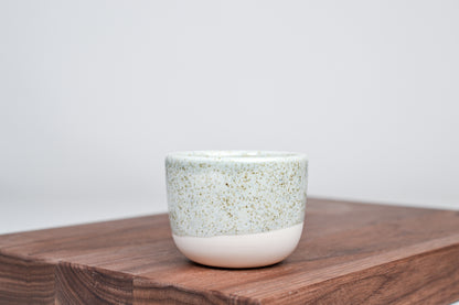 Jednoduchý šálek, letní tráva