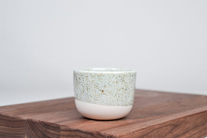 Jednoduchý šálek, letní tráva