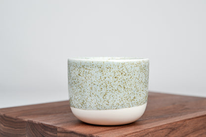 Jednoduchý šálek, letní tráva