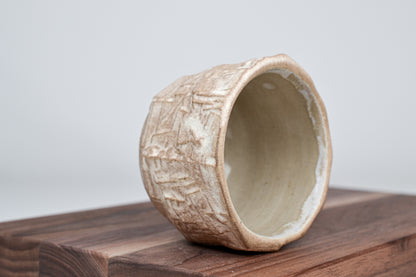 Strukturovaný kávový šálek, kůra