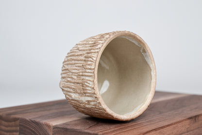 Strukturovaný kávový šálek, kůra