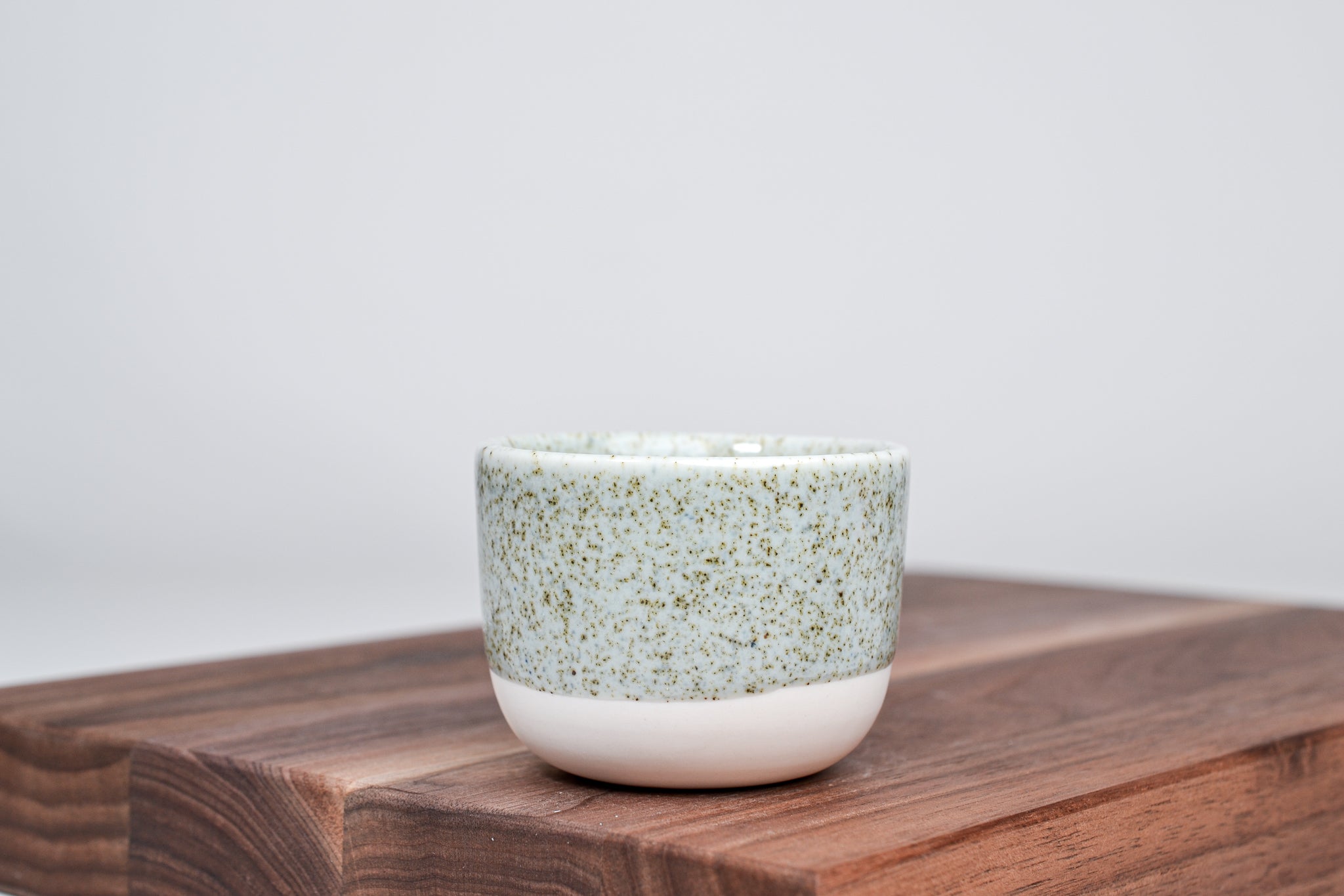 Jednoduchý hrnek na kávu, letní tráva