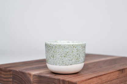 Jednoduchý hrnek na kávu, letní tráva