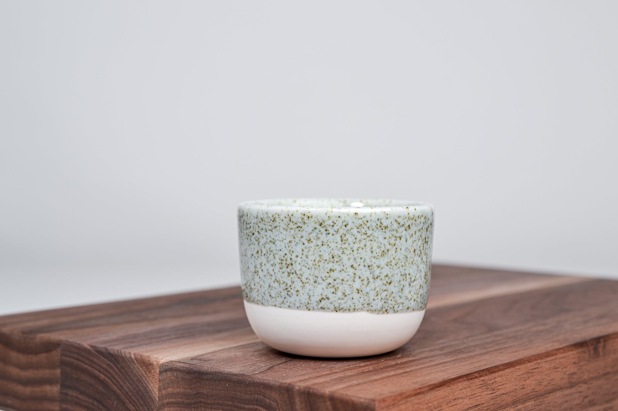 Jednoduchý hrnek na kávu, letní tráva