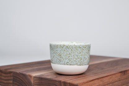 Jednoduchý hrnek na kávu, letní tráva