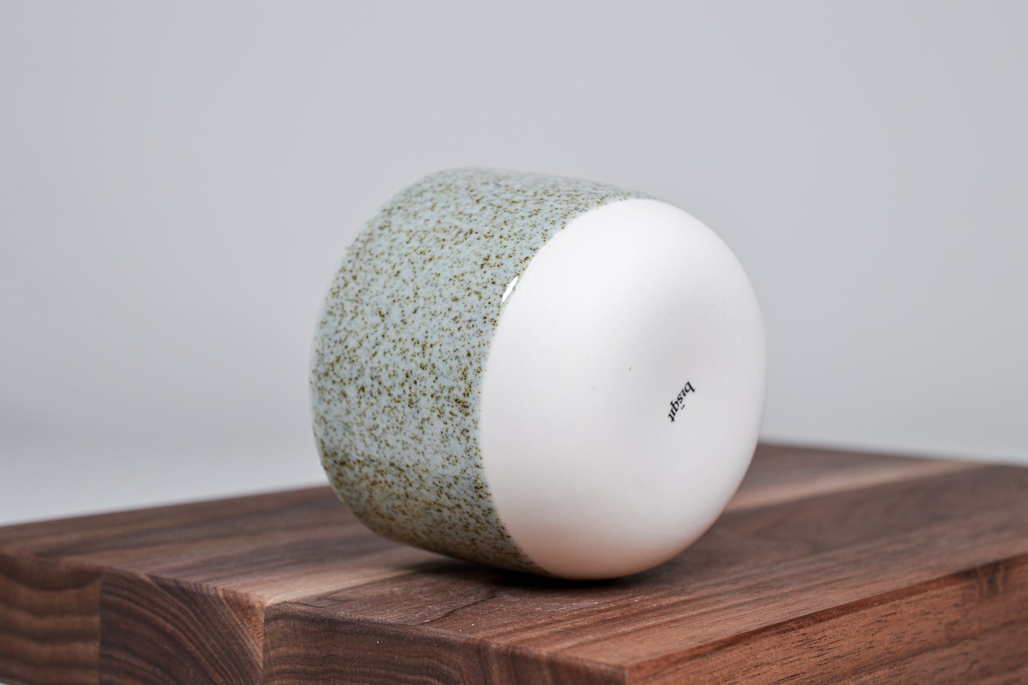 Jednoduchý hrnek na kávu, letní tráva