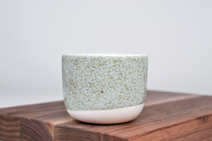 Jednoduchý hrnek na kávu, letní tráva