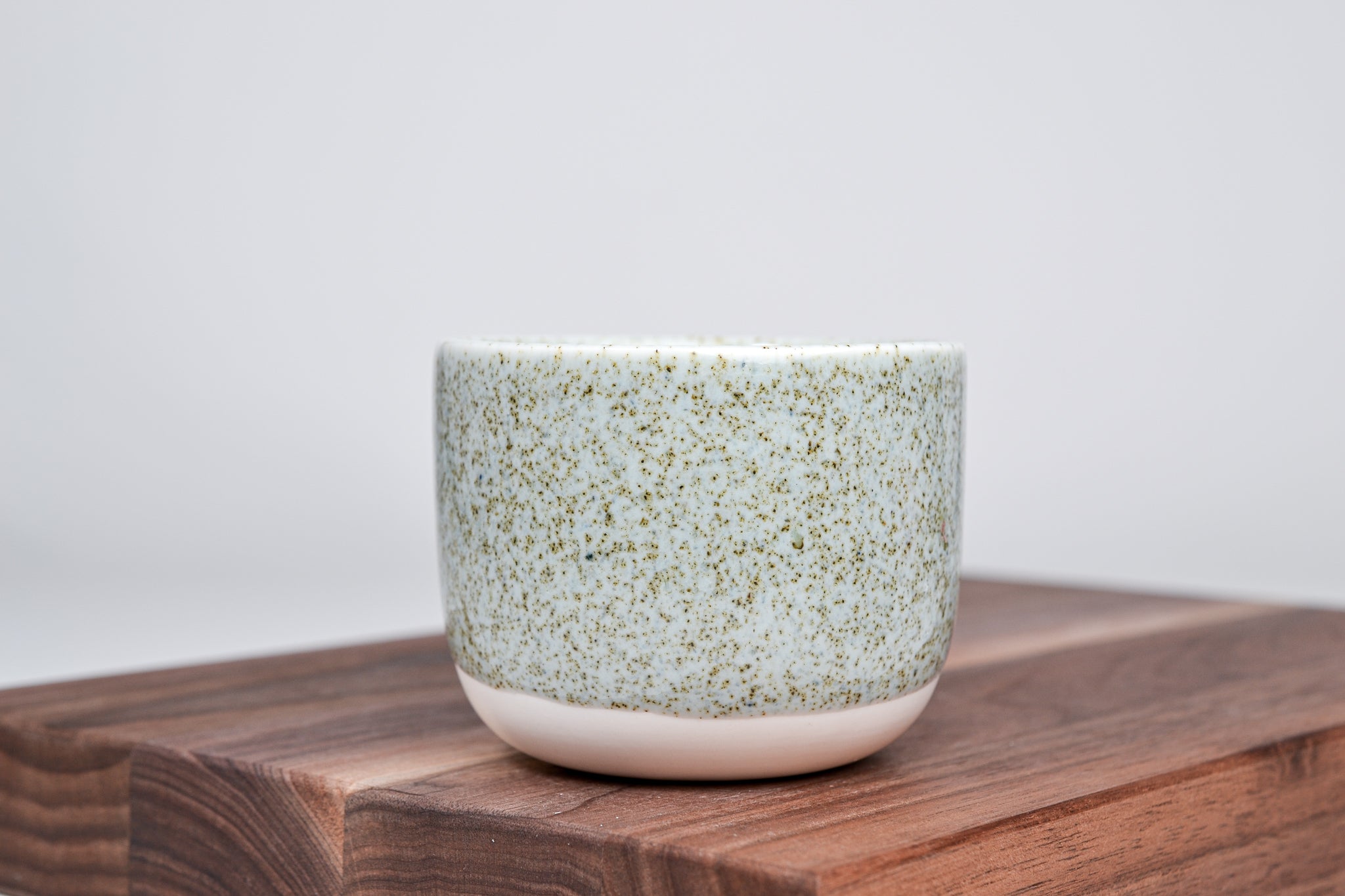 Jednoduchý hrnek na kávu, letní tráva