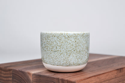 Jednoduchý hrnek na kávu, letní tráva