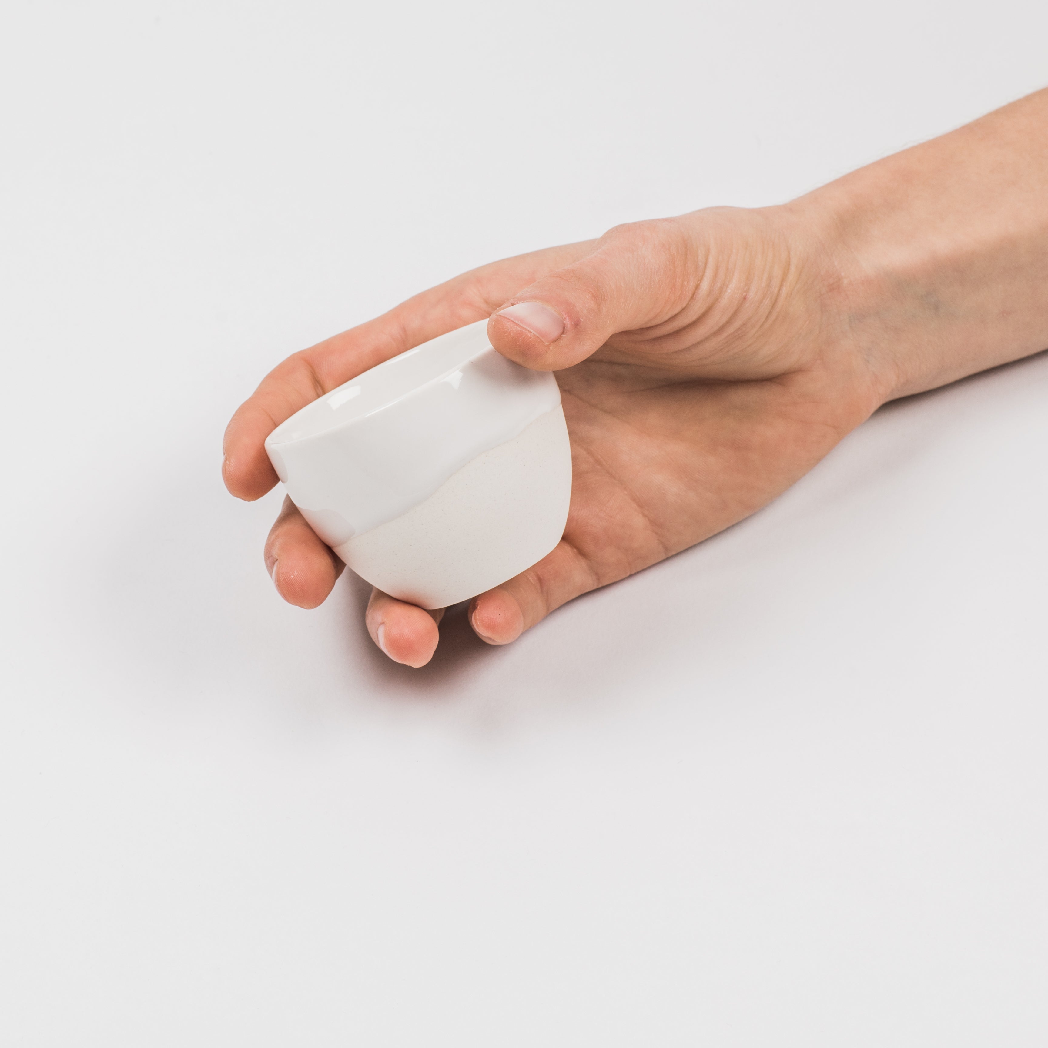 Jednoduchý bílý šálek