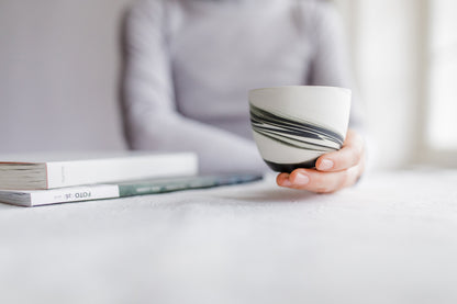 Kouřový šálek, bílá & černá