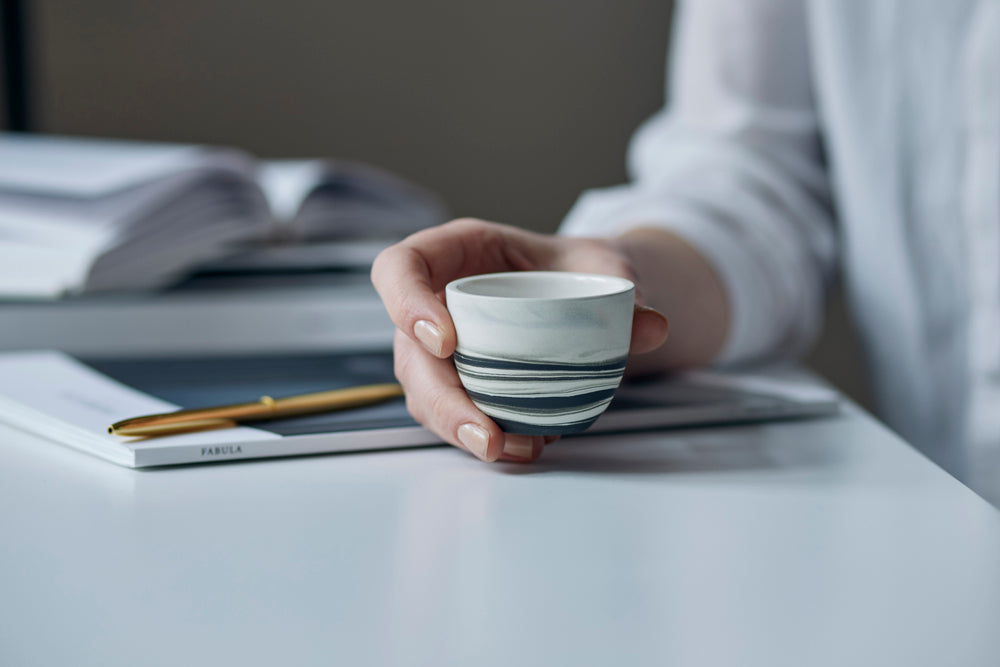 Kouřový šálek, bílá & černá